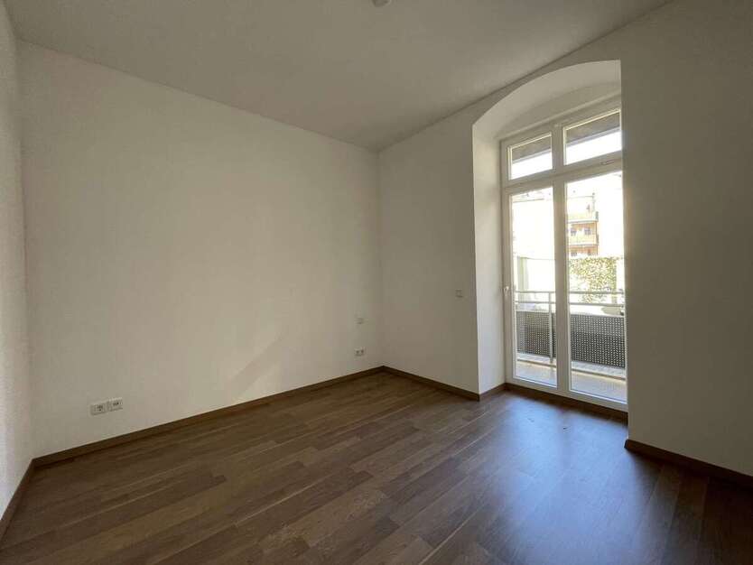 mit 360° Rundgang! Sanierte 2 Zimmer mit Balkon + großer Küche am Brühl! 2 zimmer
