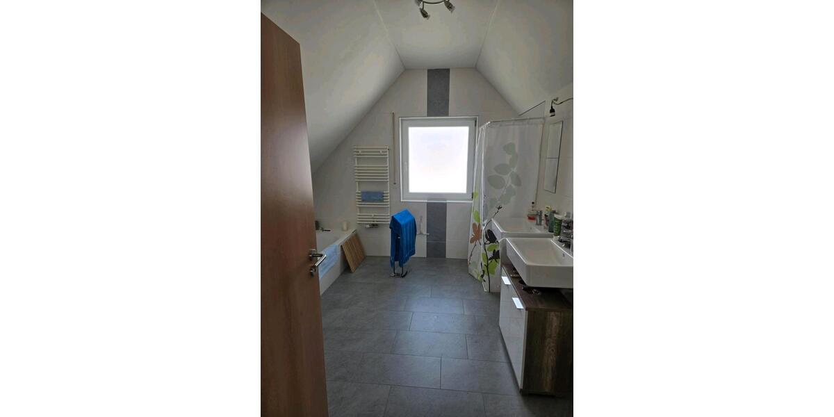 Dachgeschoßwohnung Pentling - 2 Zimmer, 120 m&sup2;, 1.200&euro; | Angebot:26638692