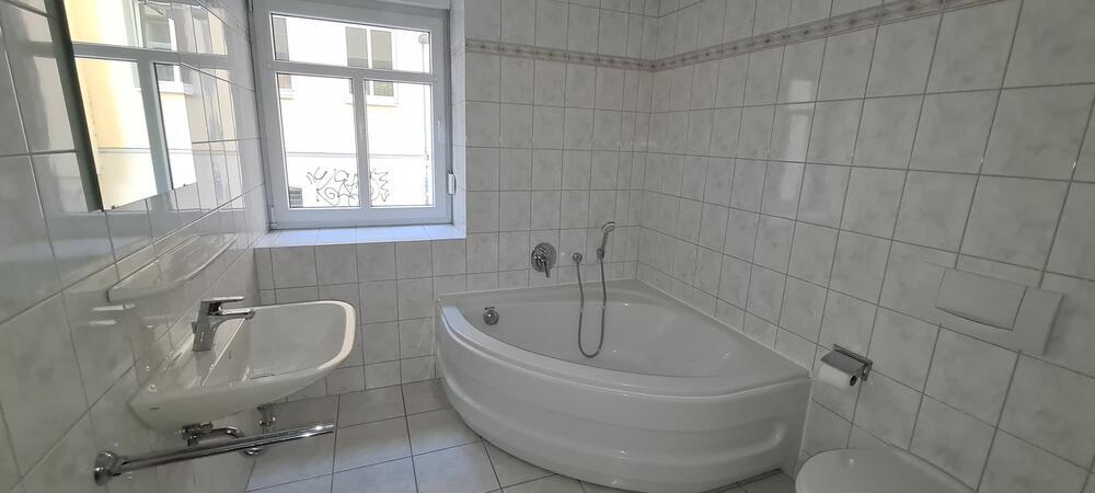 Ruhig gelegene 3-Zimmer-Wohnung mit Wintergarten auf großem Grundstück am Friedensberg