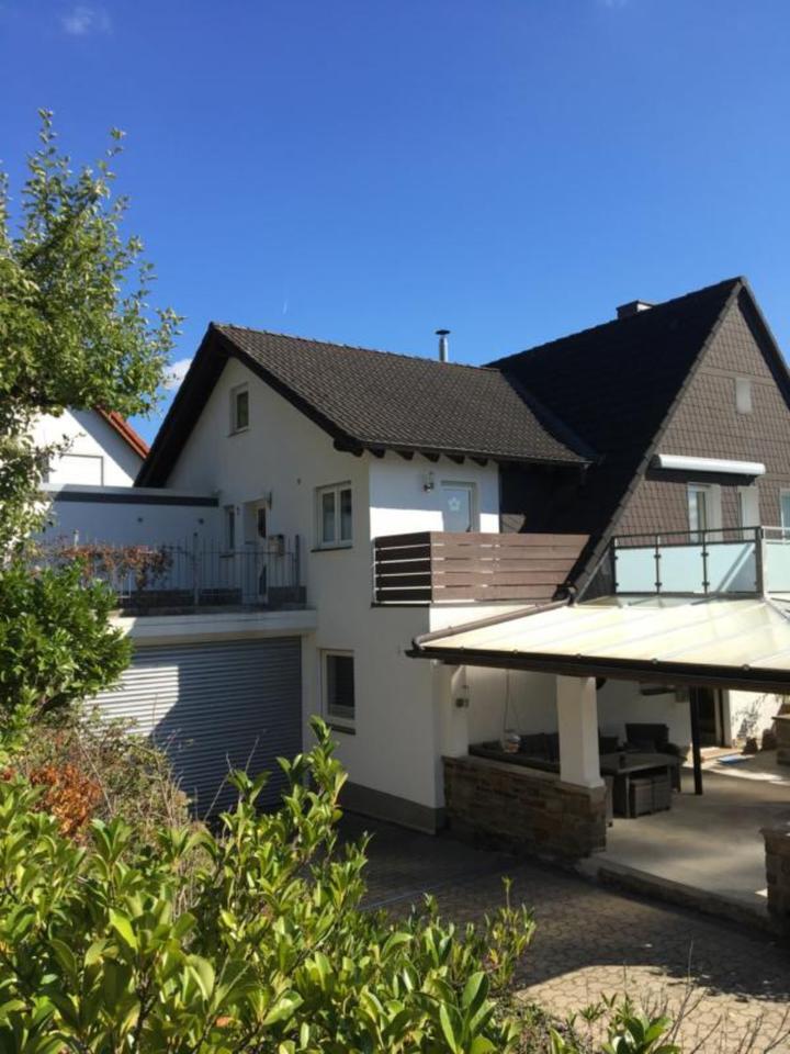 Schicke Wohnung gemütlich möbliert Balkon Stellplatz WLAN