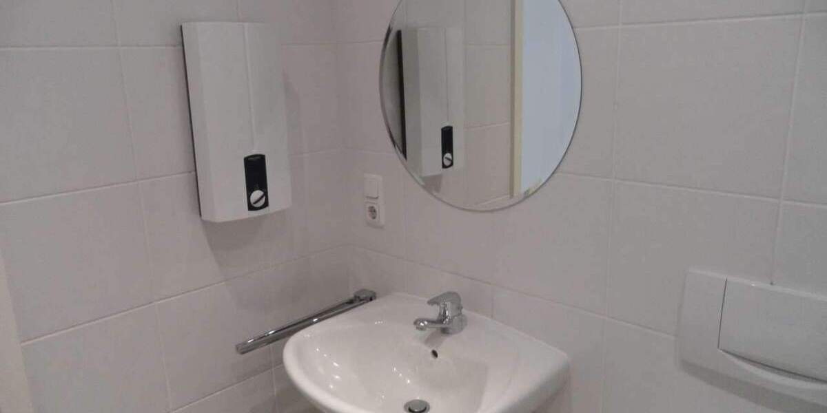 auch WG geeignet !!! Toll sanierte Wohnung, zentrumsnah, Balkon, Parkett, Vorratsraum 2 zimmer