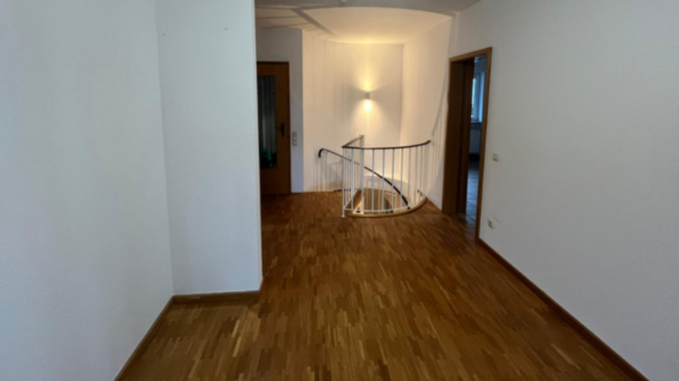 Exklusive 135 qm Wohnung mit Kamin, Einbauküche & Garage 4 zimmer