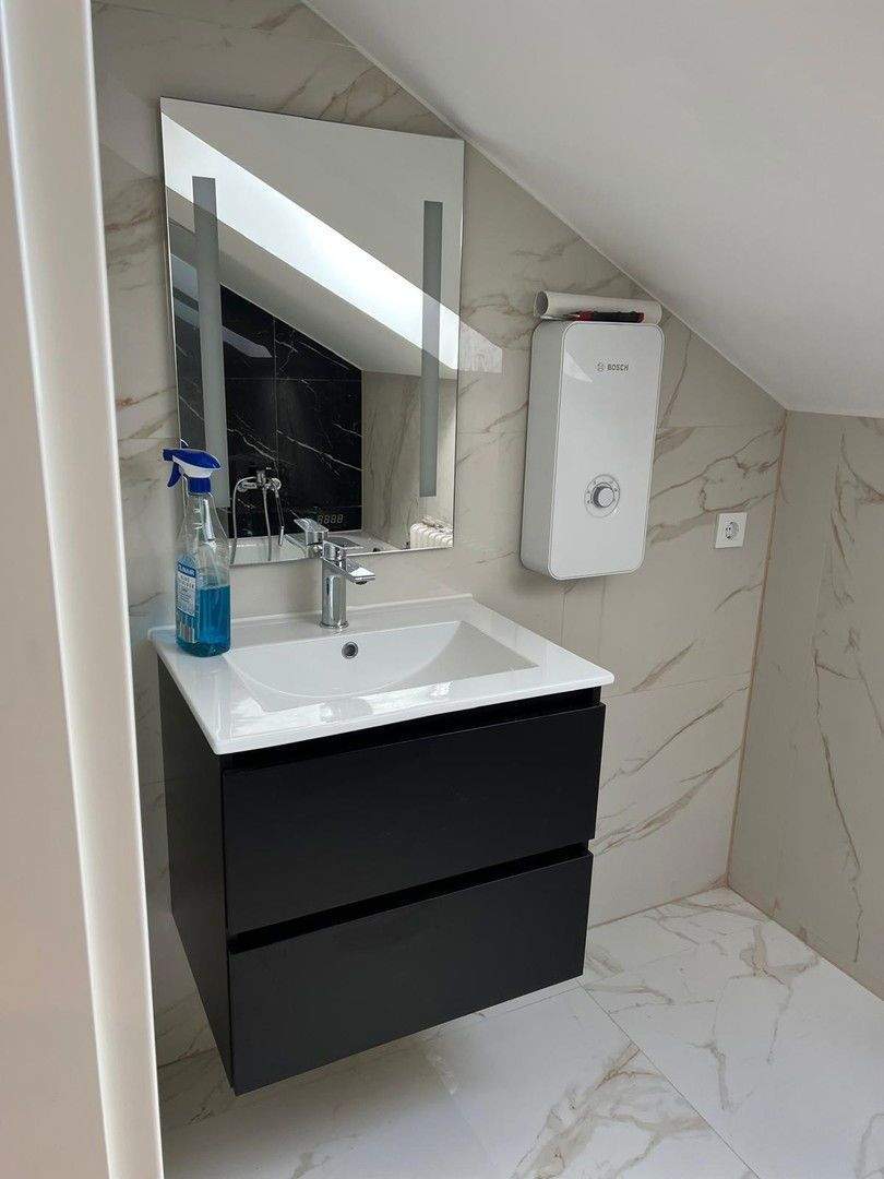 Frisch renovierte Dachgeschosswohnung inkl. Einbauküche 2 zimmer