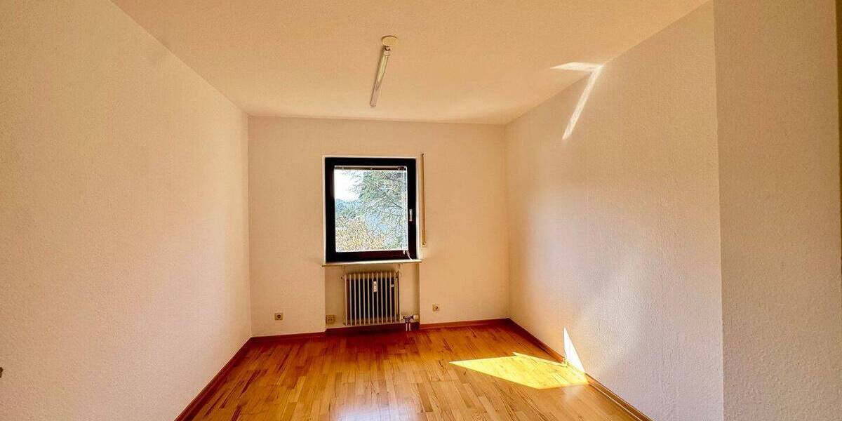 Etagenwohnung Baden-Baden Innenstadt - 3 Zimmer, 105 m&sup2;, 1.250&euro; | Angebot:26730777