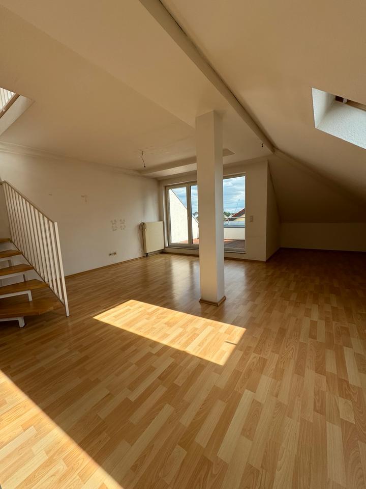 Helle, schöne Dachgeschoss-Wohnung zu vermieten
