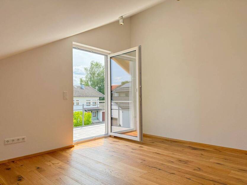 *** Gemütliche Dachgeschoss-Wohnung *** hochwertig ausgeführt und mit vollständiger Einbauküche ***