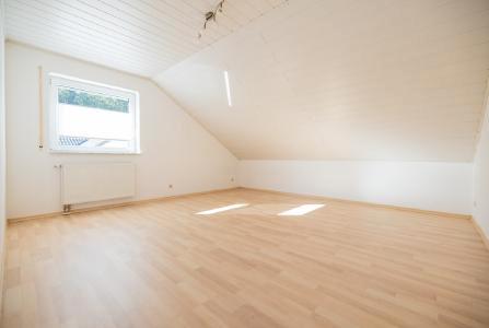 Dachgeschoßwohnung Villingen-Schwenningen Schwenningen - 3 Zimmer, 82 m&sup2;, 990&euro; | Angebot:24878631