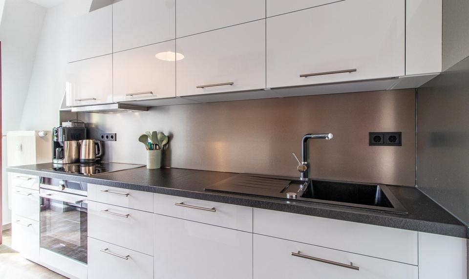 ab sofort, Sonderpreis: sehr schöne, voll möblierte 2-Zi DG-Whg, Luxus- EBK, Balkon 2 zimmer