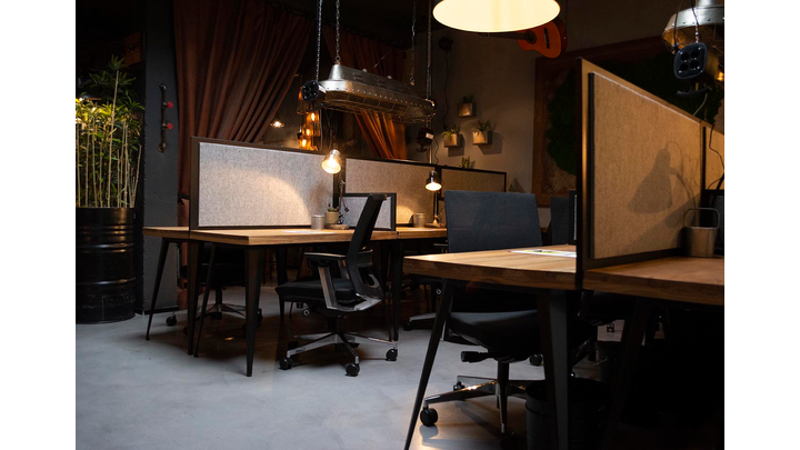 Offene Arbeitsplätze und Meetingbereich in stylischer Atmosphäre - All-in-Miete