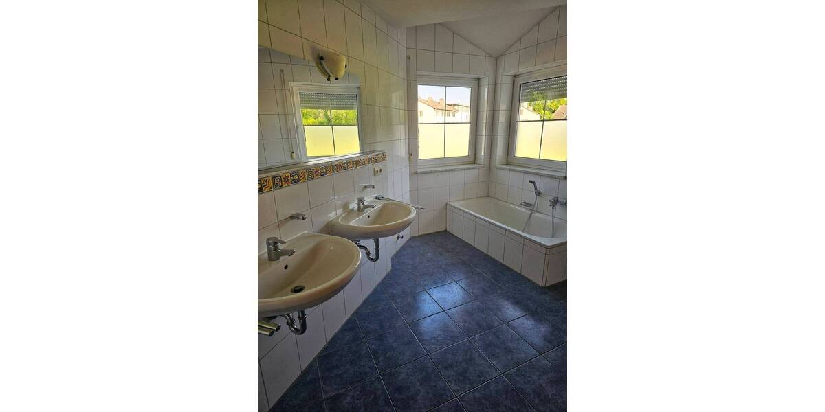 Doppelhaushälfte Burghausen - 6 Zimmer, 202 m&sup2;, 2.100&euro; | Angebot:25895860