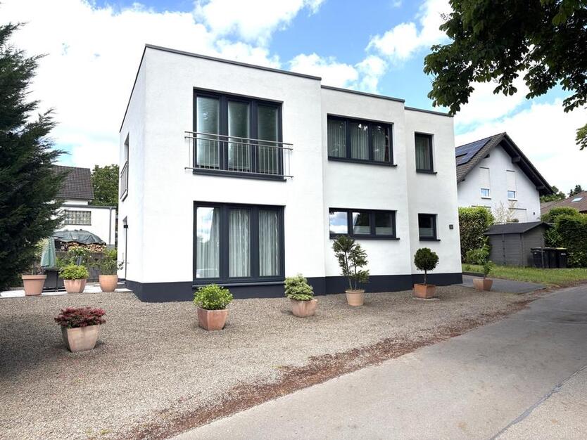Schönes, freistehendes Einfamilienhaus mit Garage in toller zentraler Lage!