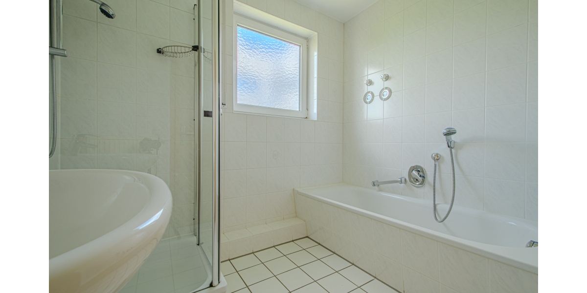 BALKON – WANNEN-DUSCHBAD MIT FENSTER – ROLLOS – SCHÖN GELEGEN - Etagenwohnung Meißen Niederspaar | Angebot:27230317