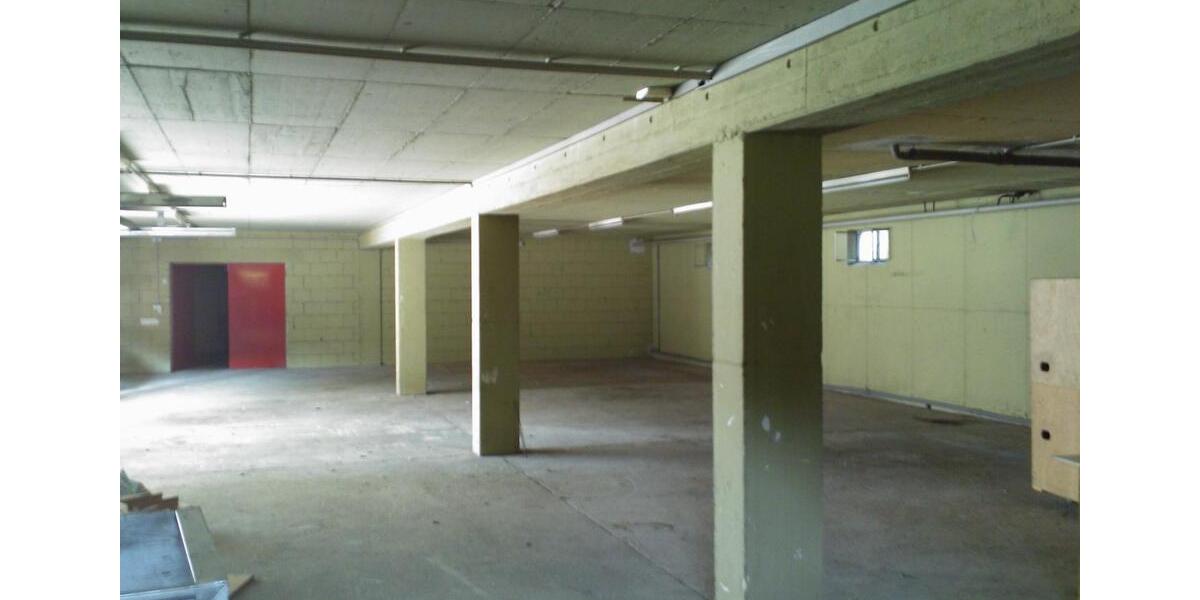 Lagerraum im UG einer kleinen Halle zimmer