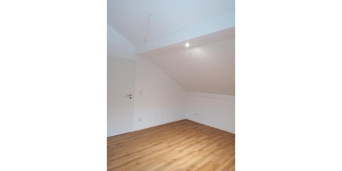 Neu ausgebaute, energetisch sanierte Dachgeschosswohnung 3 zimmer