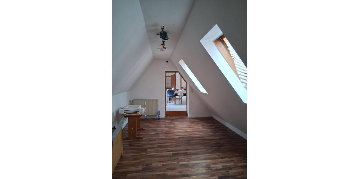 Schöne 4 Zimmer DG-Wohnung zur Miete zimmer