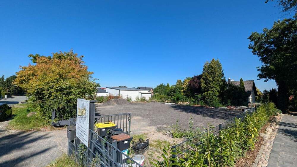 Befestigte und umzäunte Freifläche im Gewerbegebiet zimmer