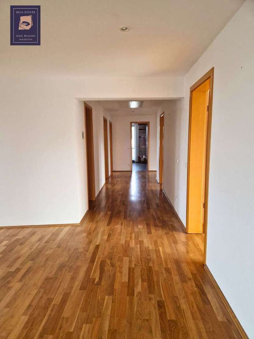 Firmenkomplex mit Garage und Einliegerwohnung 22 zimmer