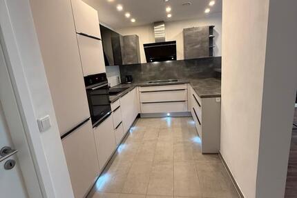 Großzügige Souterrain - Wohnung mit Terrasse – 145 m², Stellplatz 4 zimmer