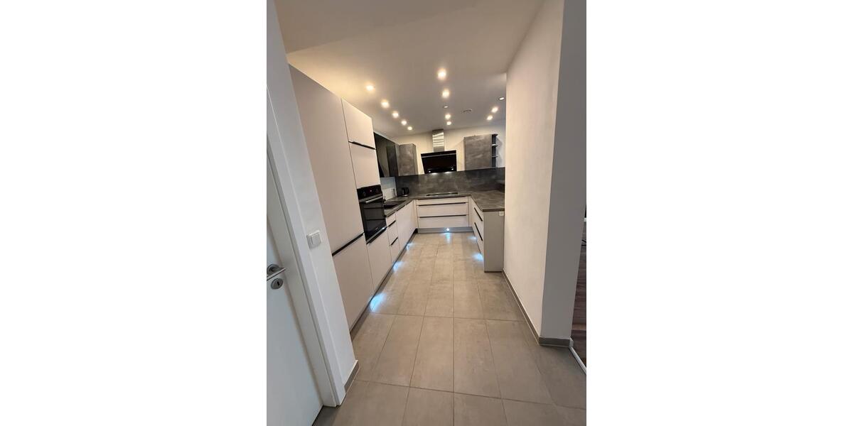 Großzügige Souterrain - Wohnung mit Terrasse – 145 m², Stellplatz 4 zimmer