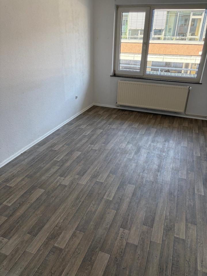 3- Zimmer Wohnung im OG mit EBK!