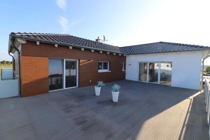Moderne 2 Zimmer-Wohnung mit Dachterrasse und Carport am Feldrand