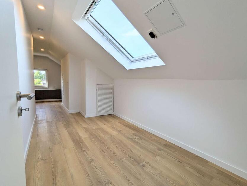 Frisch renoviert! Schönes WG-Zimmer in DG-Wohnung für junges Wohnen nahe Oldenburg Wildenloh