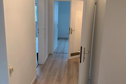 Vollständig renovierte 3 Zimmer Wohnung, mit Balkon und EBK zimmer