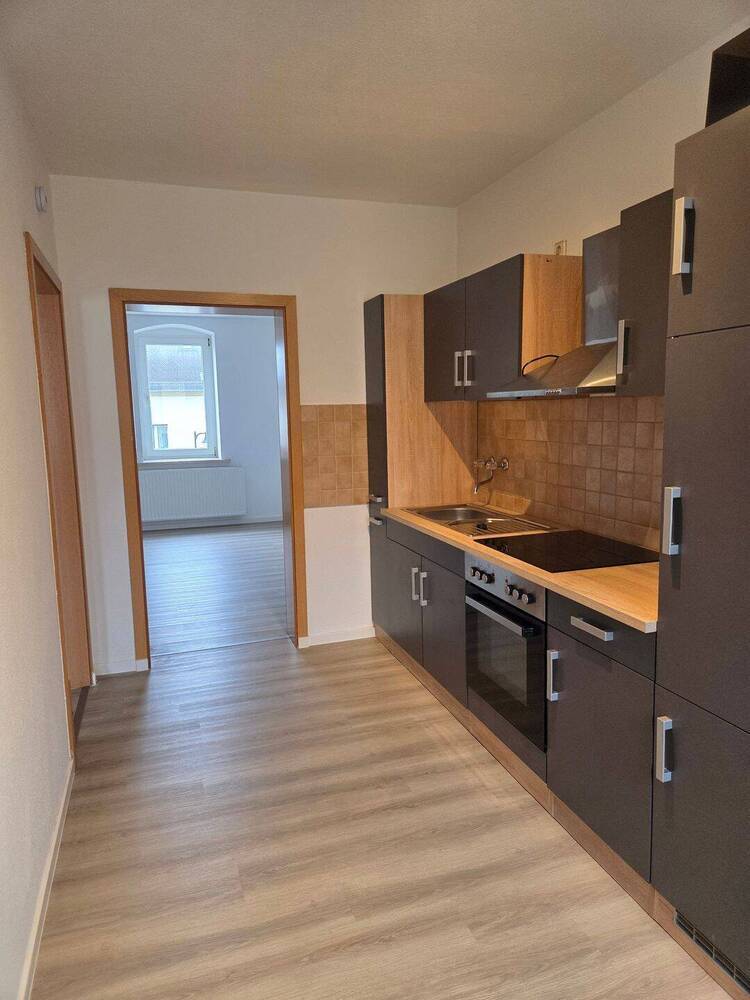 renovierte 3-Raum-Wohnung im 1. OG mit Einbauküche und Stellplatz