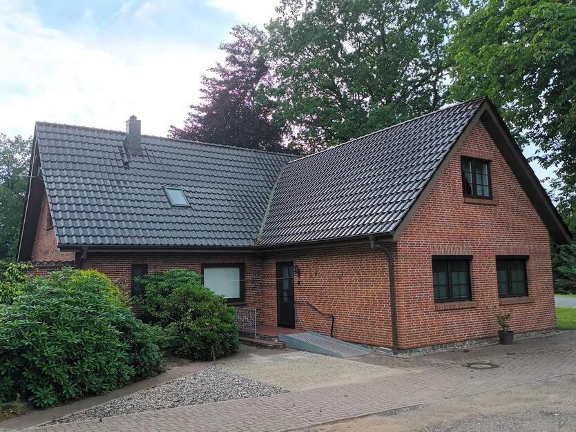 Einfamilienhaus mit Wohnmobilstellplatz in Klein Bennebek