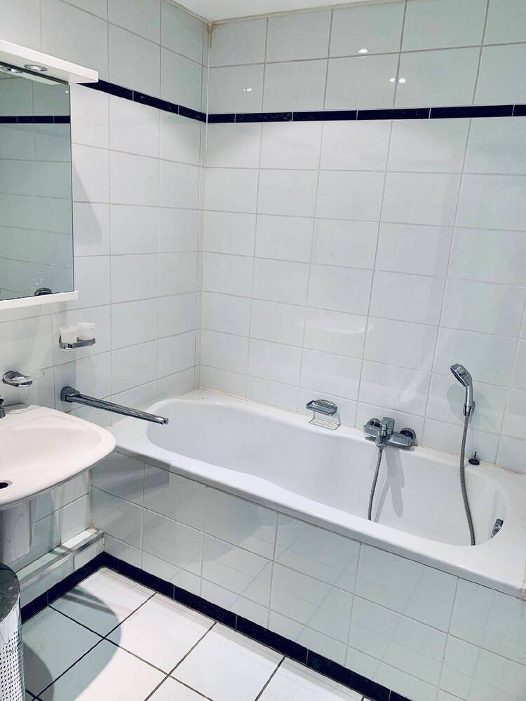 Renovierte 2-Zimmer-Wohnung mit 2 Balkonen 2 Stellpl. in Bestlage von D-Oberkassel