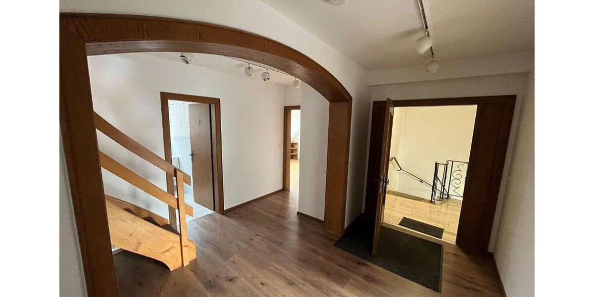 Charmante 5-Zimmer-Wohnung in beliebter Lage mit Kellerabteilung und Stellpaltz 5 zimmer