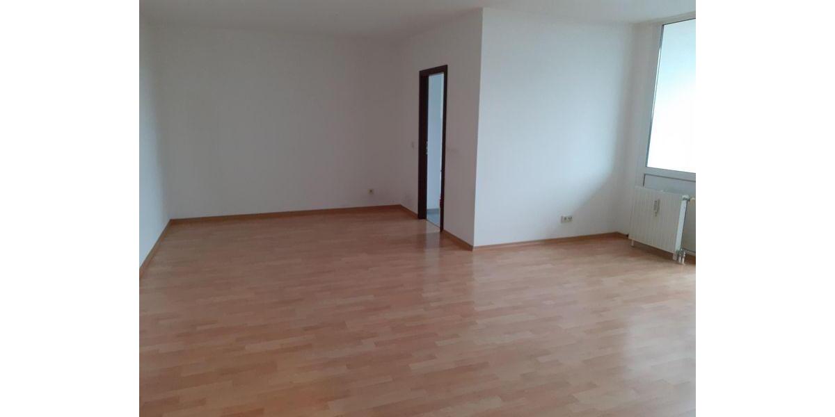 Familien-Wohnung mit 4 Zimmern, großen Balkon und separater Küche - nur mit WBS anzumieten!! 4 zimmer