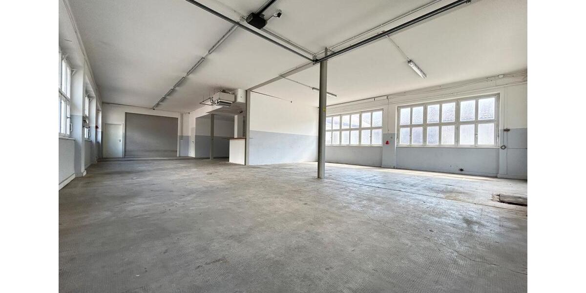 TOP-Gewerbehalle auf 752 m². Besonders hell. 3 Büros, Aufenthaltsraum, Toiletten. Stellplätze. zimmer