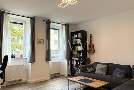Wohnen im Herzen der Stadt – Charmante 2-Zimmer-Altbauwohnung mit Einbauküche zimmer