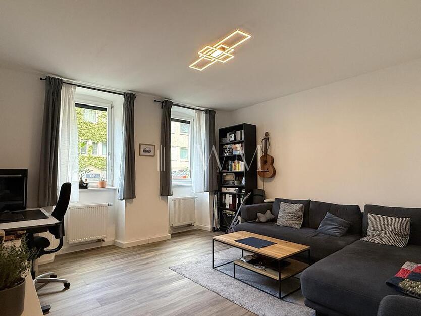 Wohnen im Herzen der Stadt – Charmante 2-Zimmer-Altbauwohnung mit Einbauküche zimmer