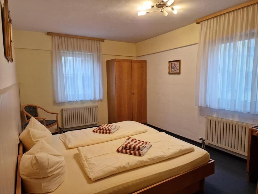Zwei Bett-Zimmer mit Bad in 70327 Stuttgart-Untertürkheim