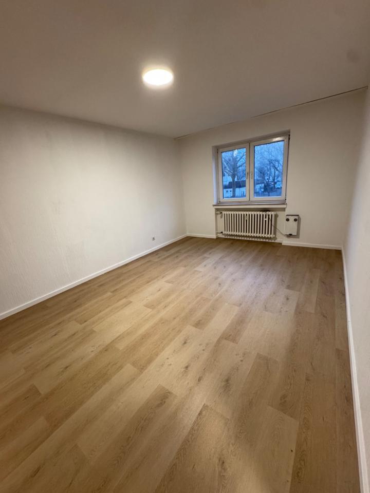 neu renoviertes Studenten-WG-Zimmer mit XL Balkon