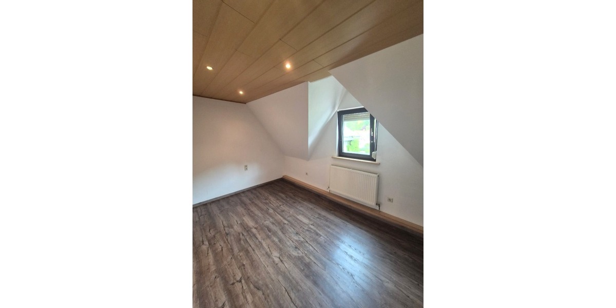 Gepflegte, großzügige 2-Etagen-Wohnung mit Kamin & Carport zu vermieten – wohnen wie im eigenen Haus - Maisonettenwohnung Gonbach Rheinland-Pfalz | Angebot:24409001