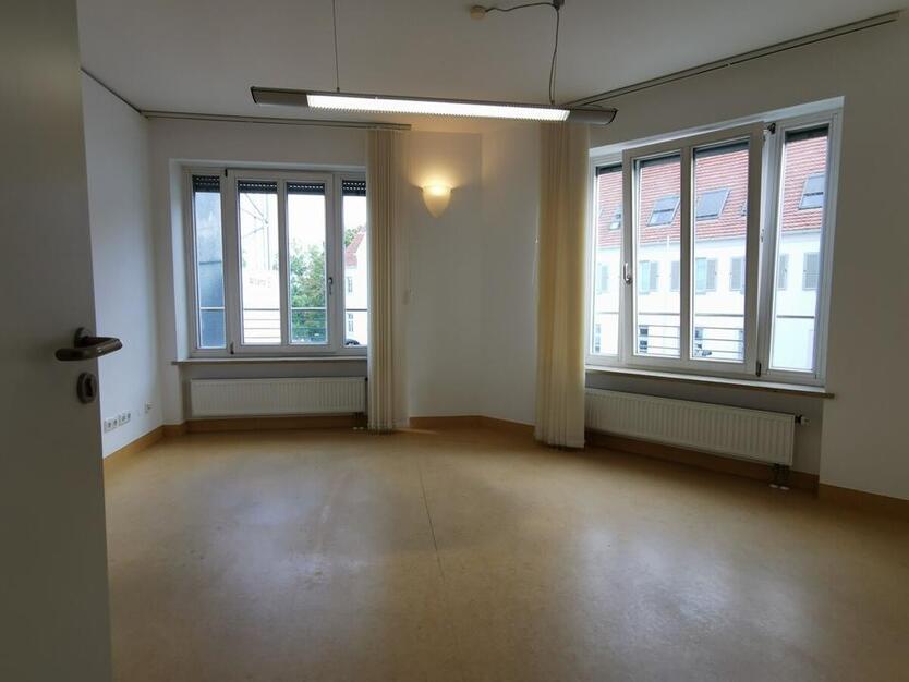 Stadt Landau: Hochwertige Büroflächen m. Lift, zentrale Lage mit guter Sichtbarkeit u. gr. Parkplatz