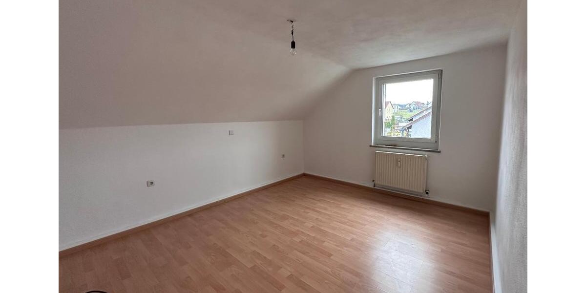 Dachgeschoßwohnung Poppenricht - 3.5 Zimmer, 80 m&sup2;, 620&euro; | Angebot:25978840