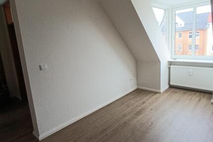 Nach Renovierung!! Schöne Dachgeschoßwohnung mit Balkon zu vermieten