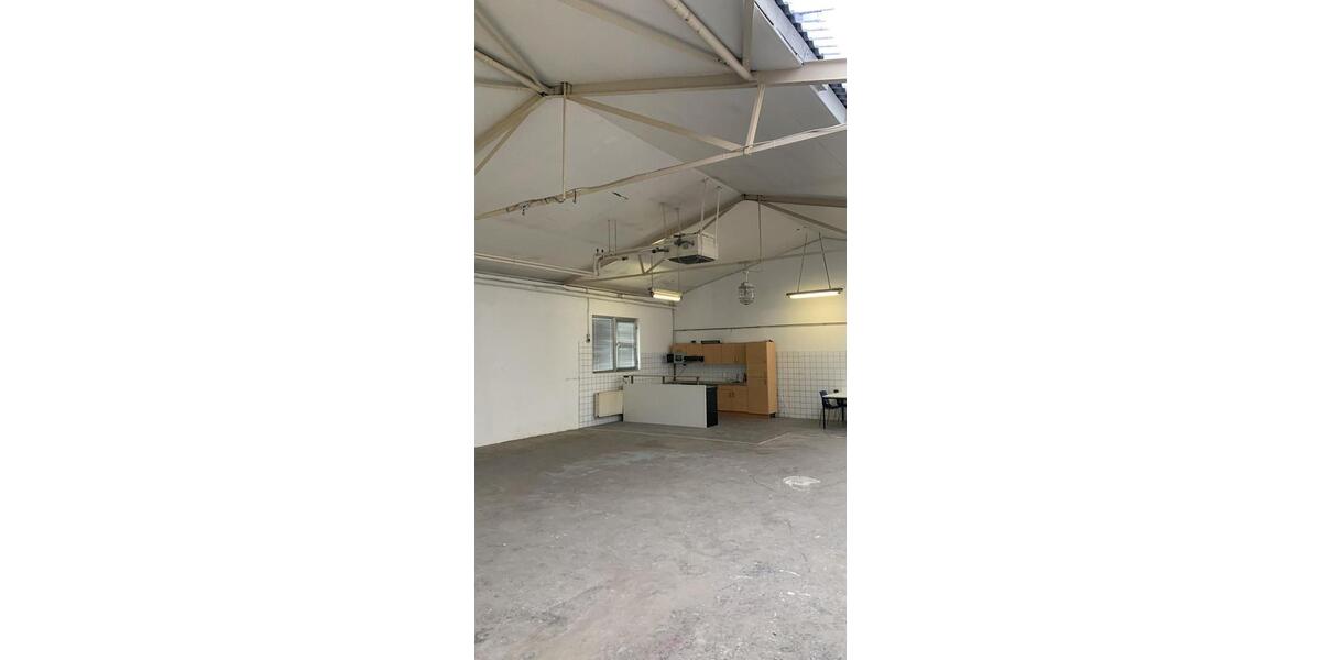 Freistehende Lagerhalle mit Büroräumen zimmer