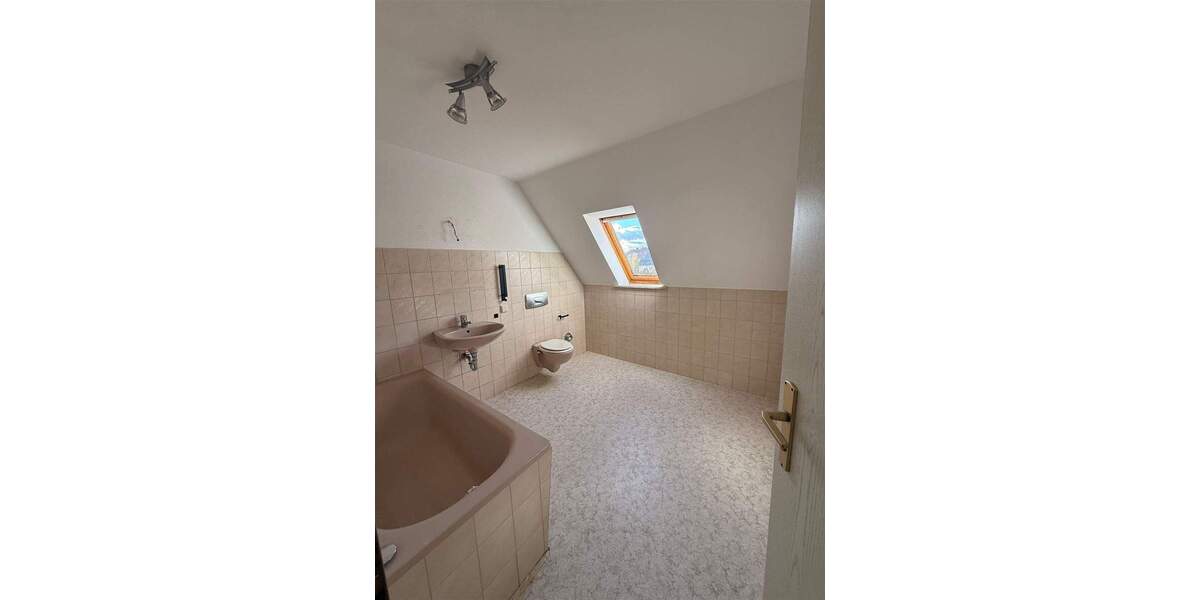 Herzlich willkommen in Deiner gemütlichen Dachgeschoss- Wohnung im Herzen von Altenburg.. 2 zimmer