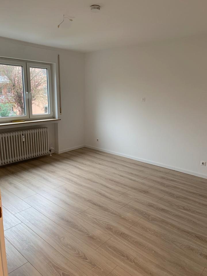 Vollständig renovierte 3 Zimmer Wohnung, mit Balkon und EBK zimmer