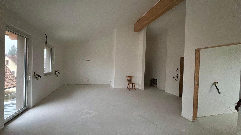 Neuwertige Dachgeschosswohnung mit hohen Decken | Balkon und Stellplatz 2 zimmer