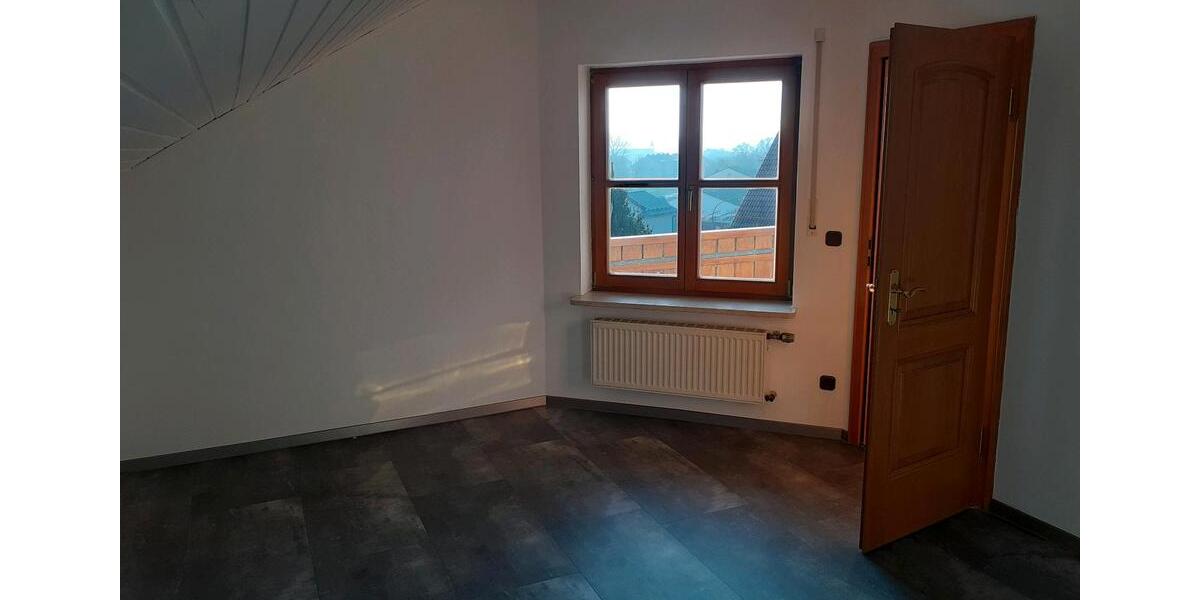 Helle 110 qm DG-Wohnung in 92660 Neustadt WN 4 zimmer
