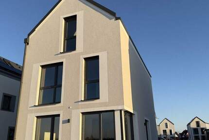 Haus Köfering - 4 Zimmer, 150 m&sup2;, 2.100&euro; | Angebot:24582246