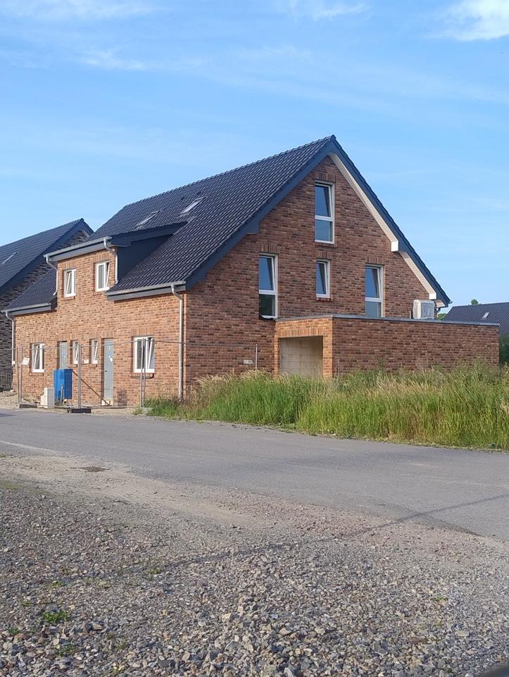 Erstbezug-Doppelhaushälfte mit Garten und Garage im Neubaugebiet