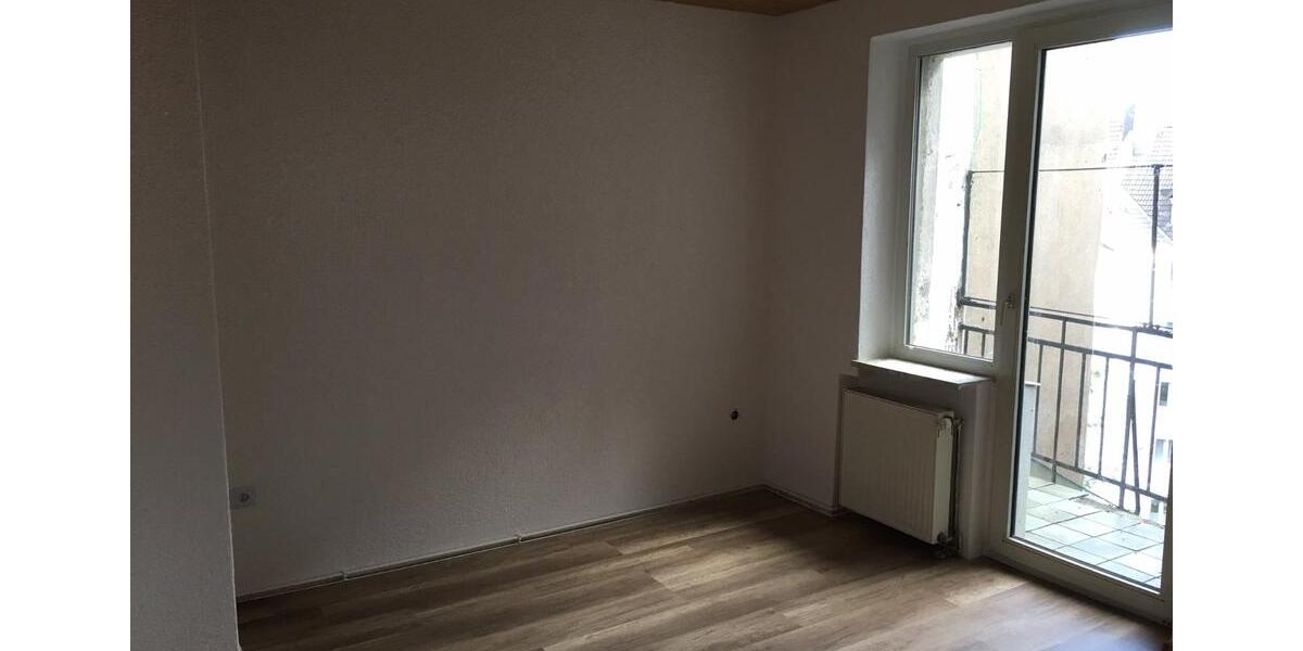 *NEU* RENOVIERTE 4 Zimmer Wohnung im 3.OG mit Balkon zu vermieten in Adolfstraße 4 zimmer