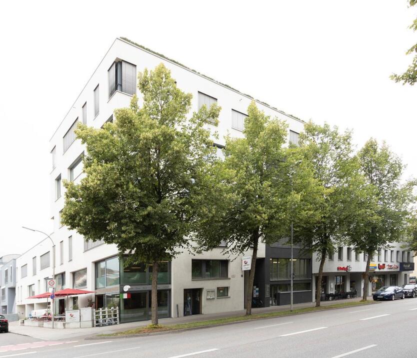 Modernes Büro mit Einbauküche und Balkon